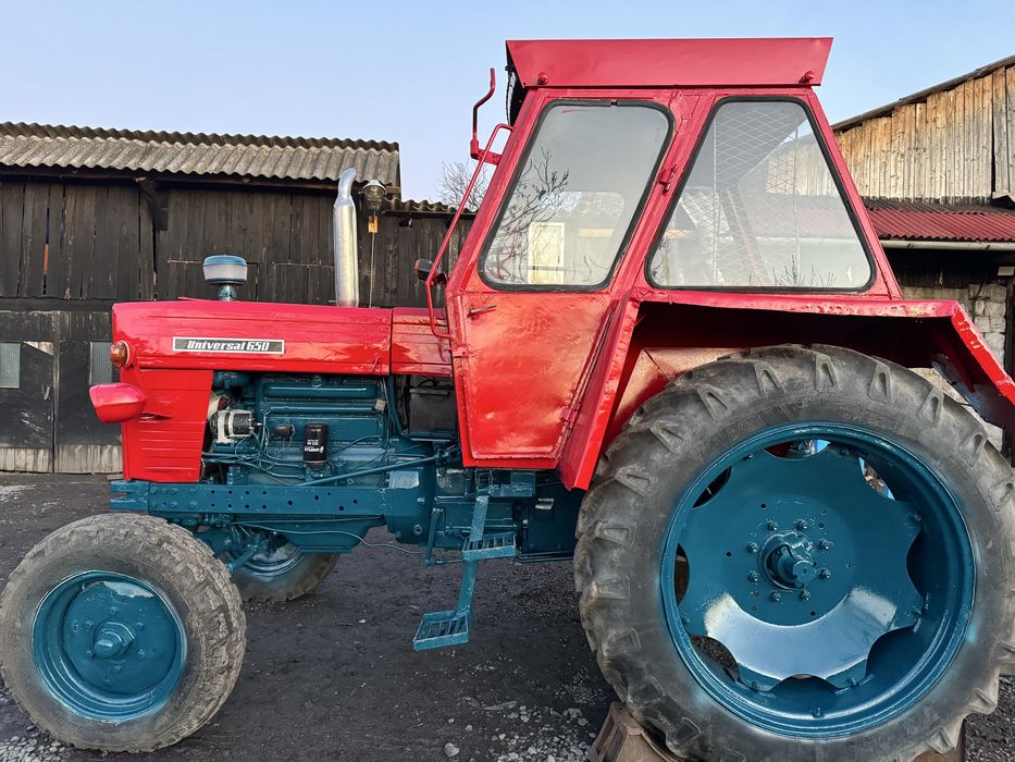 Tractor Universal 650