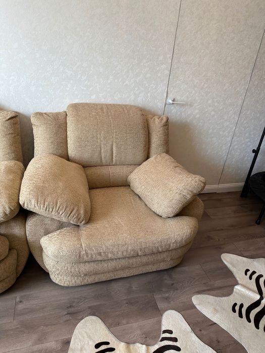 Мягкий уголок, диван и два кресла