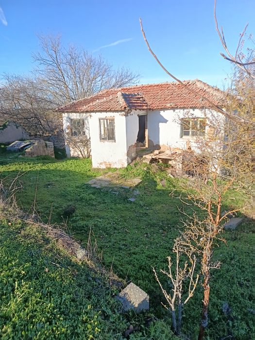 Едноетажна къща с мазе в Княжево