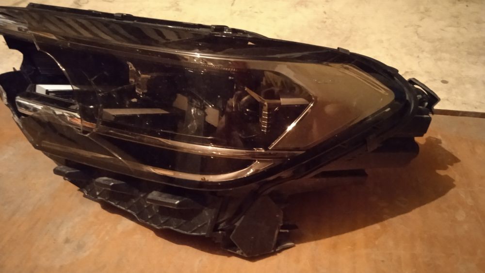 Фара левая VW POLO разбитая