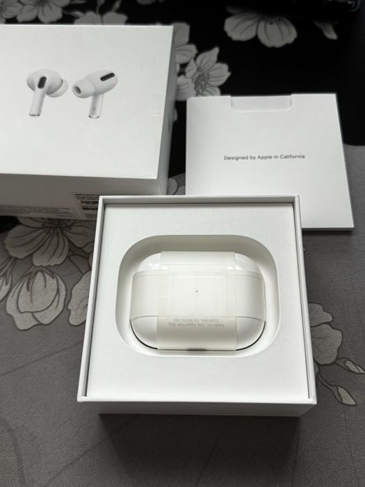 AirPods Pro (Wireless Charging Case)