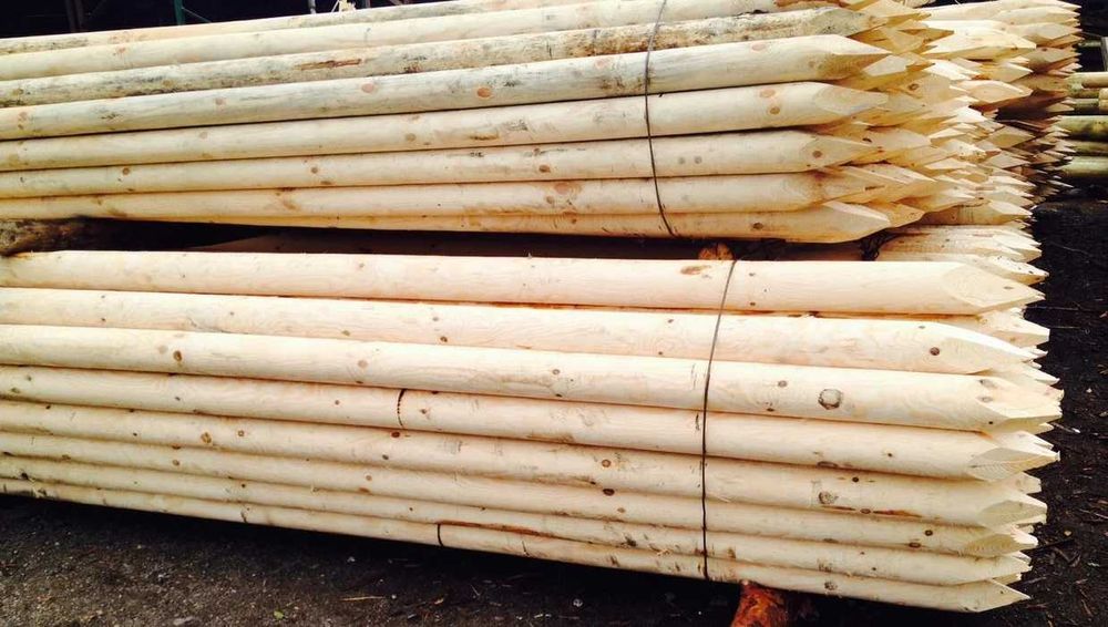 Оцилиндрованные колья для подвязки деревьев