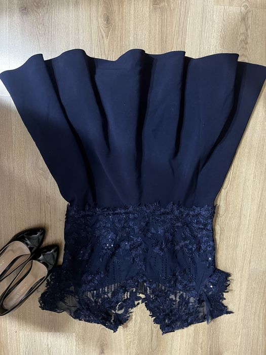 Официялна рокля, размер Л/ХЛ отговарят.