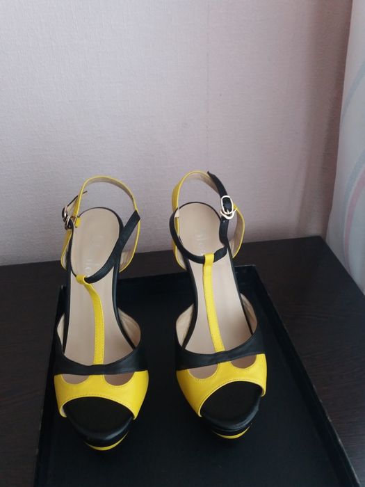 Продам женские босоножки