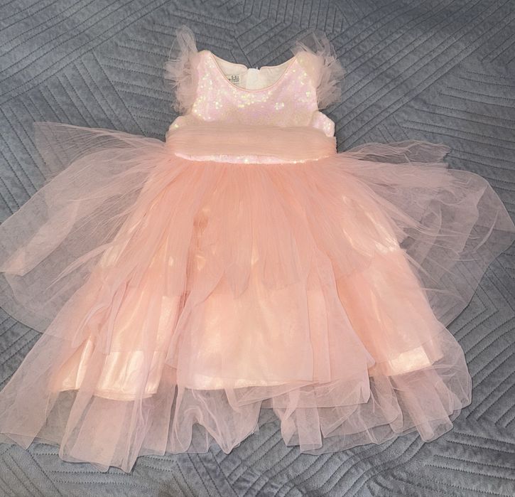 На девочку 90-100 см (3-4 года)