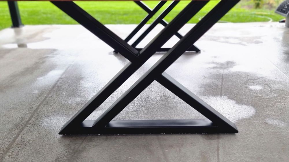 Трапезна маса от дърво и метал