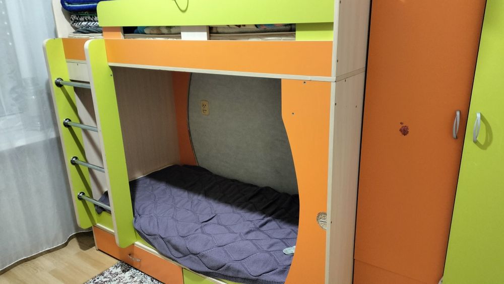 Детский гарнитур двухярусный крават матрасом, шкаф для одежды, стол,