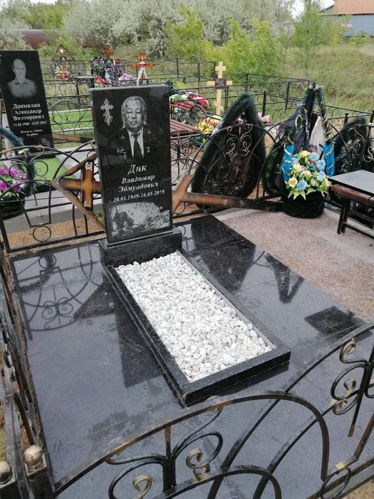 Памятники. Ескерткiш.