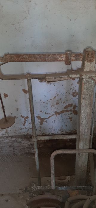 1 тонналик механик тарози сотилади