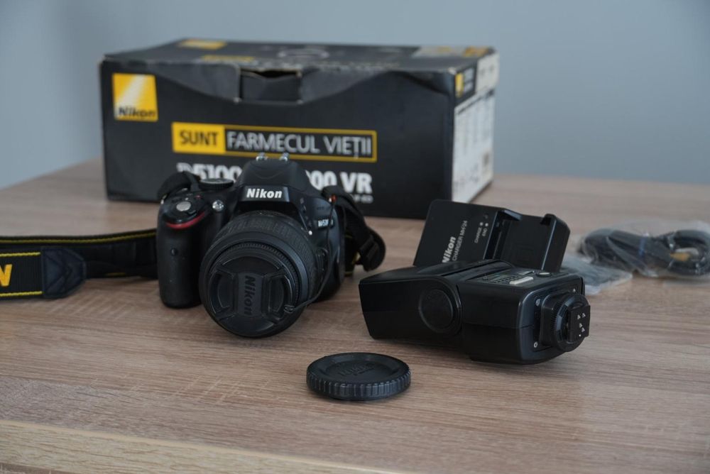 Camera foto Nikon D5100, obiectiv si bliț