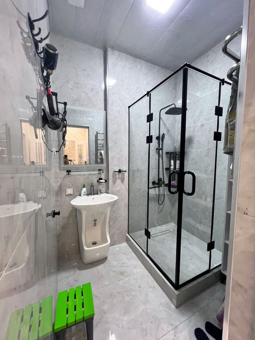 В Мирзо-Улугбекском районе, рядом со станцией метро «Хамид Алимджан»,