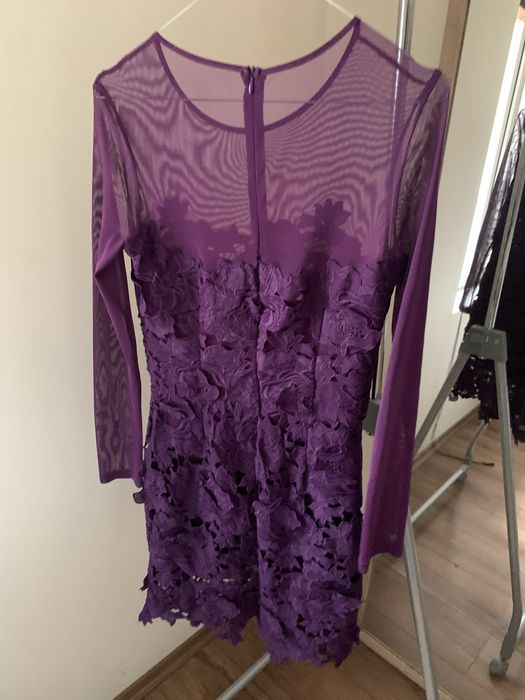 Рокля с нежни апликации