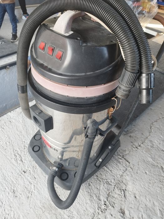 Неработеща тримоторна прахосмукачка