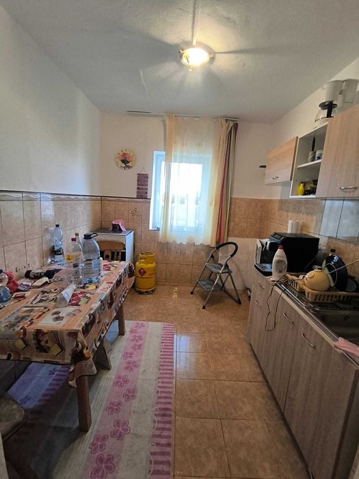 Vand apartament 2 camere balcon inchis magazie lemne geamuri termopane