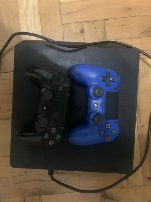 Playstation 4 slim с 2 контролера перфектно състояние