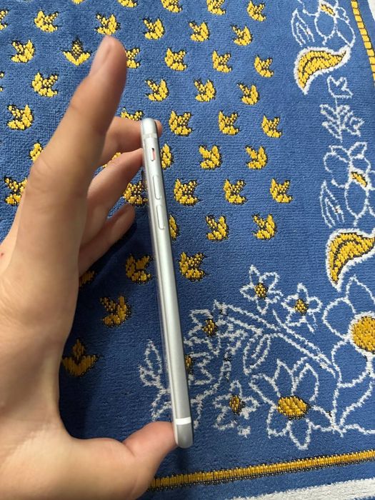 iPhone Se  64 78 yomkst srochna 2020