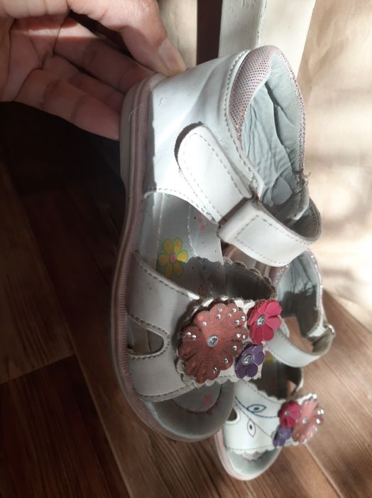 Сандалии для девочек белые со стразами