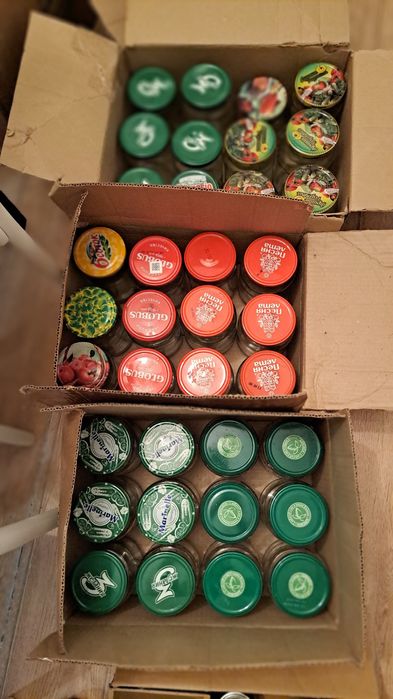 Стеклянные банки с крышками.