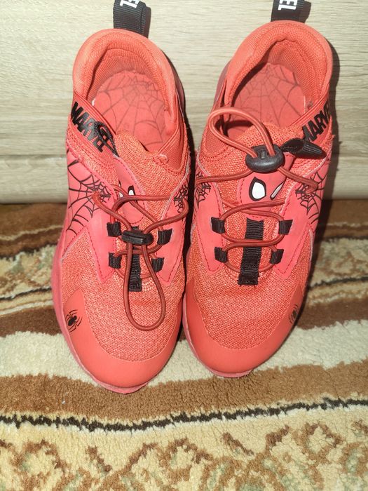 Детски затворени обувки за момче