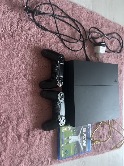 Продавам Ps4 с два джойстика и две игри