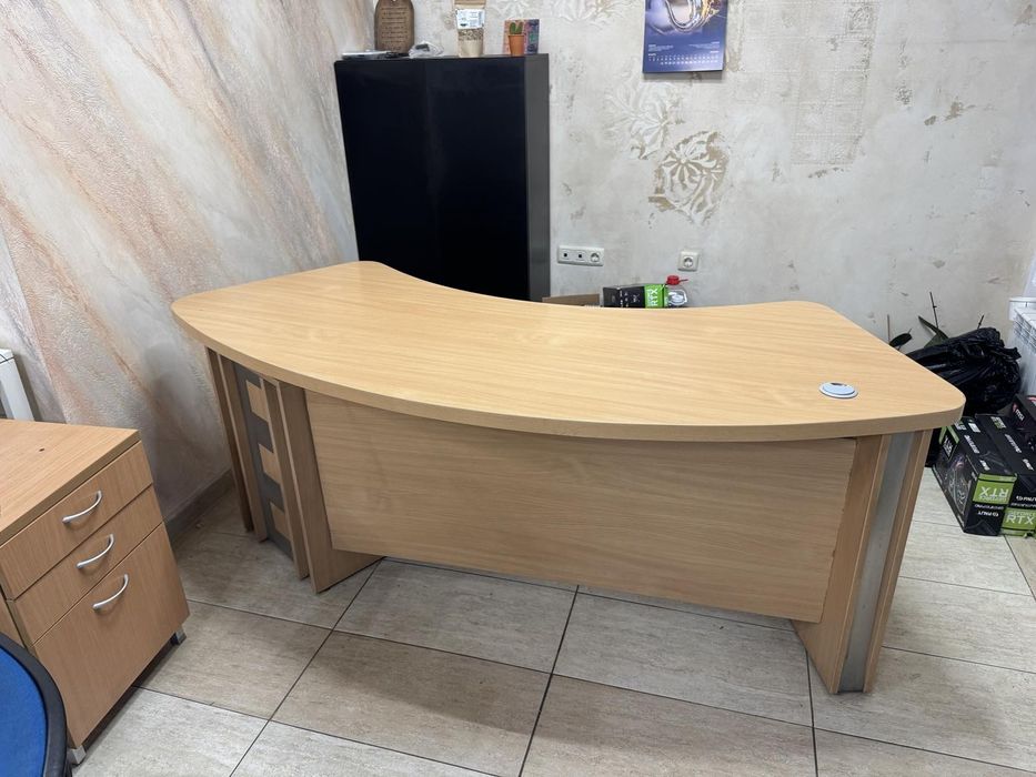 Стилно извито офис бюро с контейнер към него