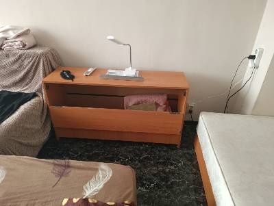 Спалня с матрак и комод