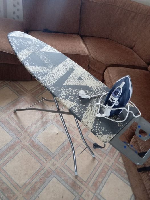 Гладильная доска и утюг