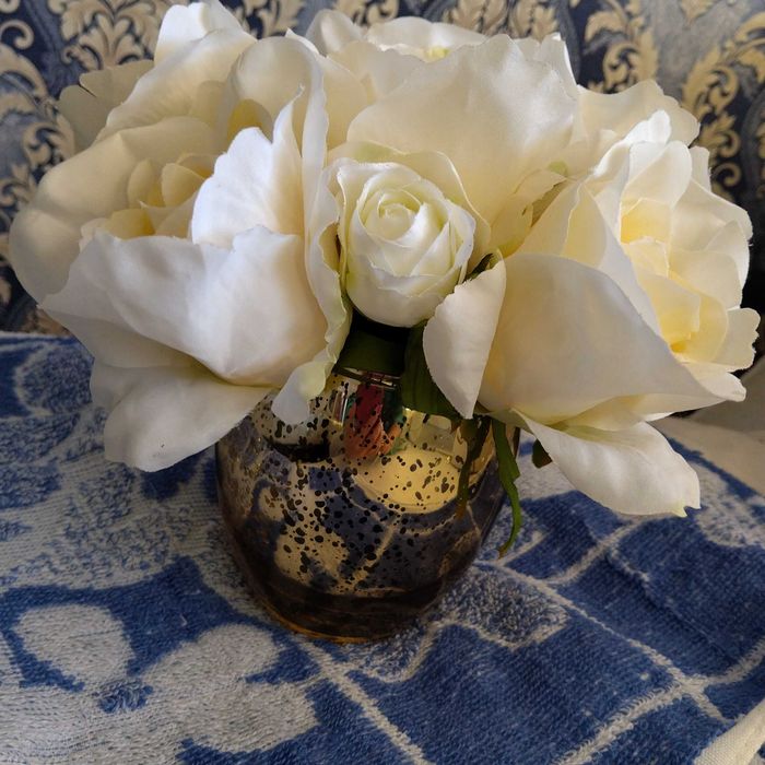 Ваза декоративна златна с бели изкуствени рози