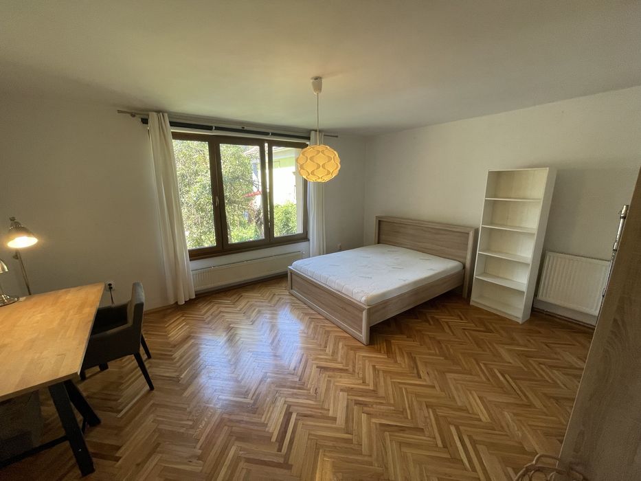 Apartament ultracentral cu curte si garaj