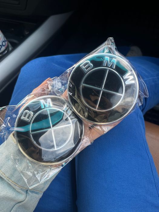 BMW черни емблеми