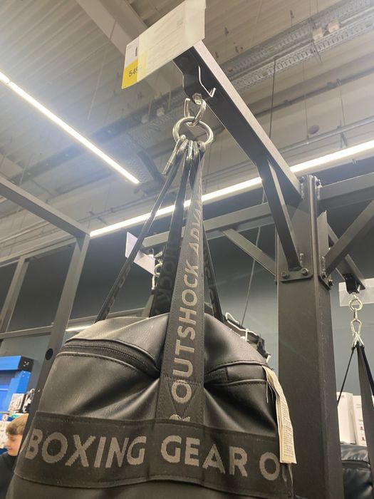 Vand sac de box Outshock Decathlon cu suport perete