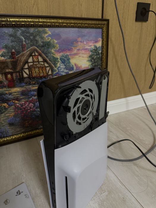 Продаю PS5 Slim с дисководом и 3 джостиками