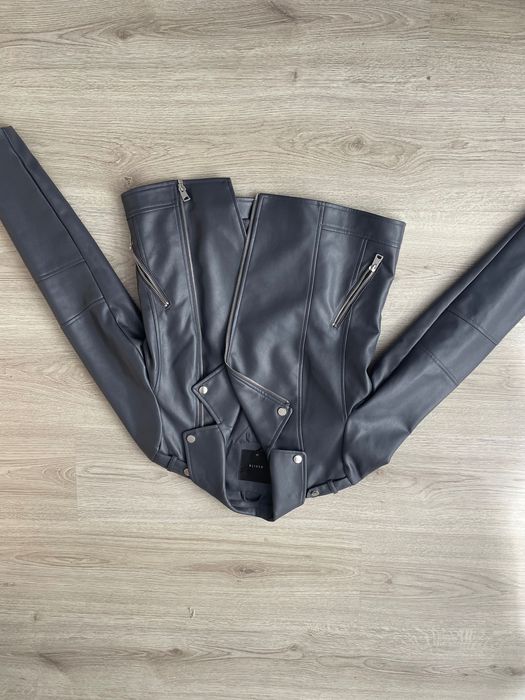 Сиво кожено яке, Mohito