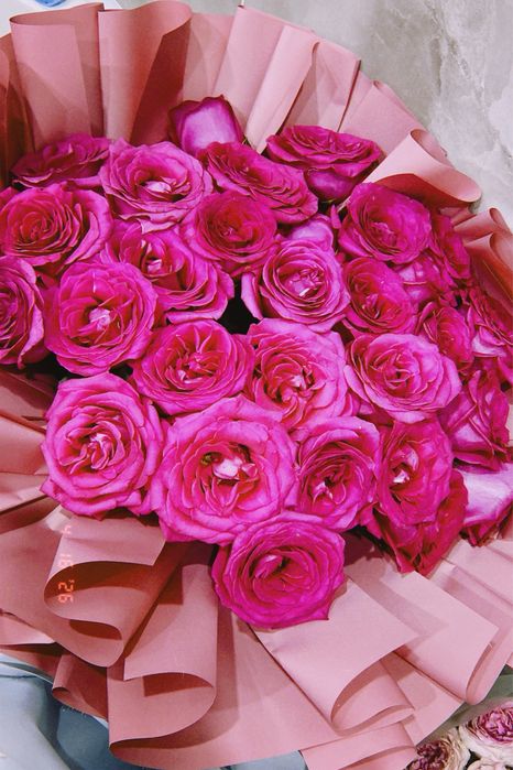 Метровые розовые розы срочно продаю