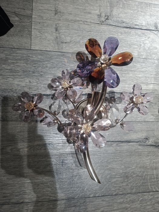 Продам две люстры, два бра настенные.