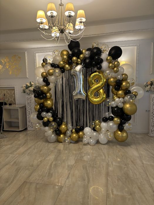 Arcadă baloane si aranjamente pe masă