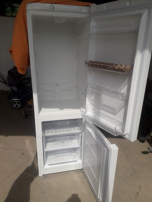 Продам холодильник Индесит  в хорошем состоянии.  Индесит холодильник.
