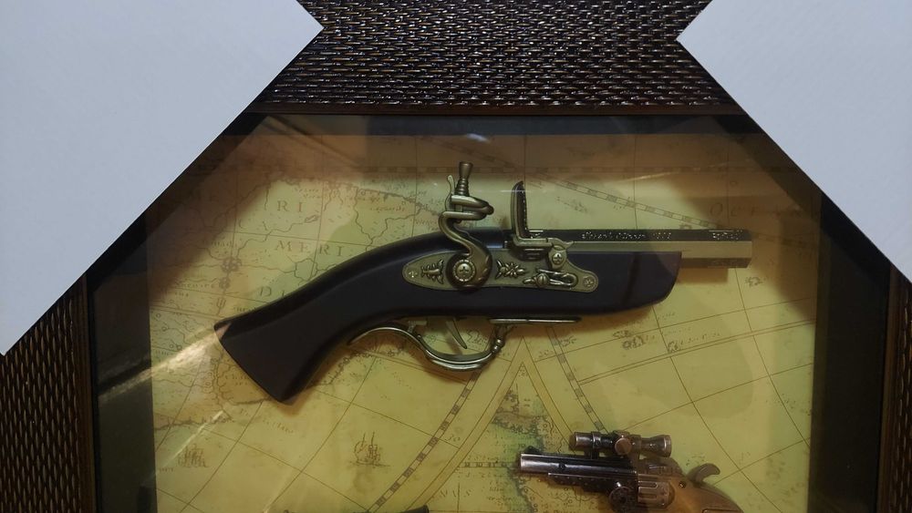 Panoplie tablou arme 3 pistoale si harta