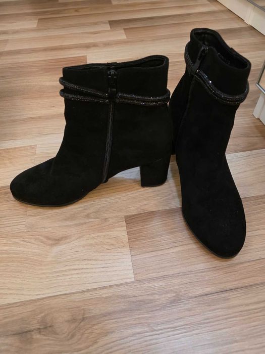 Дамски боти с висок ток