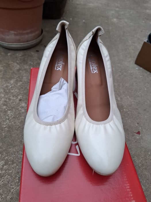 Pantofi noi, de piele, mar. 40