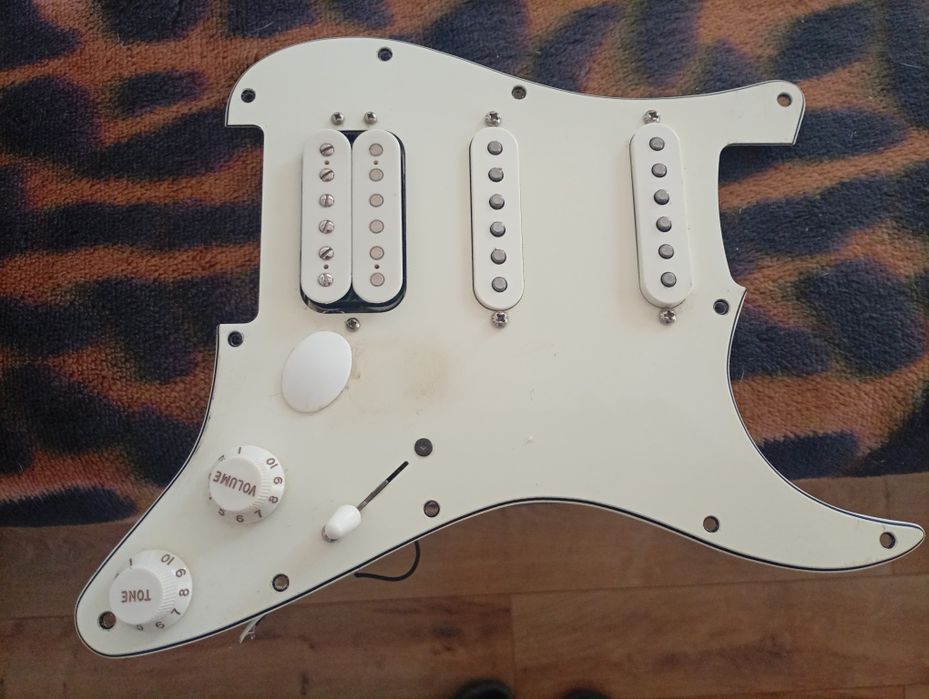 Fender stratocaster original pickguard alnico 5