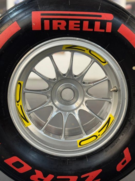 Оригинална Formula 1 гума с джанта – Pirelli & O.Z. Racing