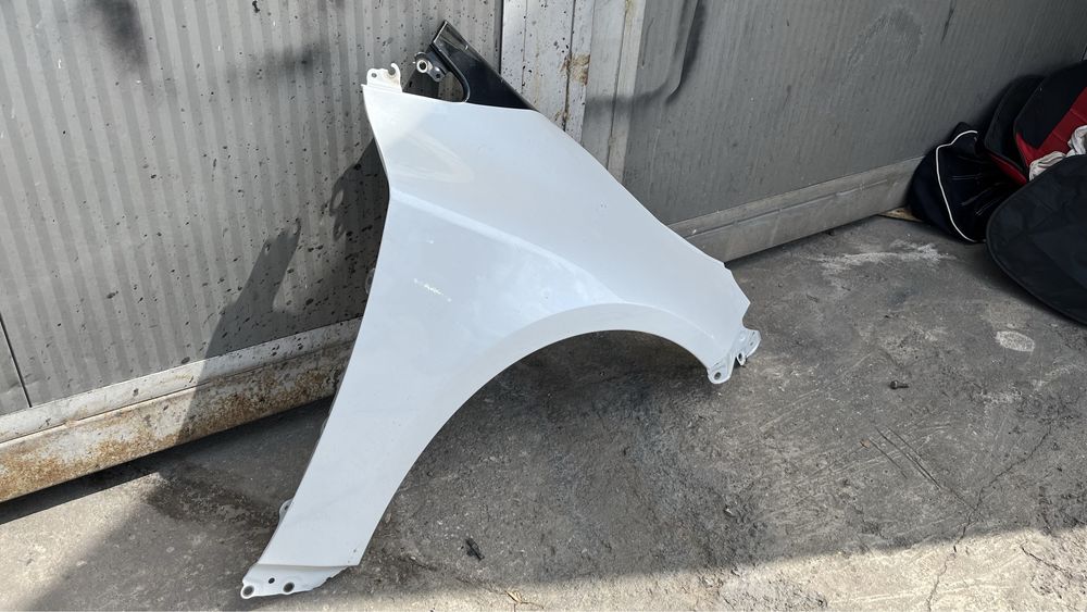 Десен и ляв  калник Toyota corolla 18-