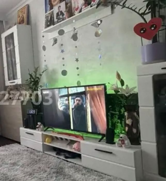 Гостиная стенка .белый изумруд