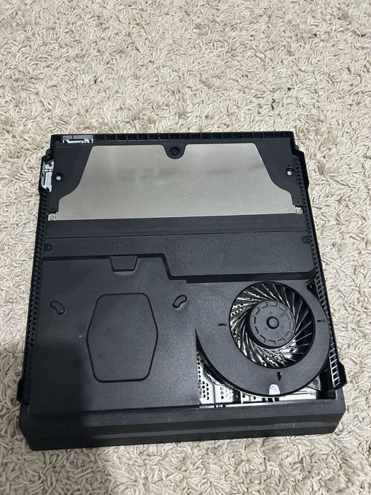 Se vinde Playstation 4 PRO +2 controlere+8 jocuri