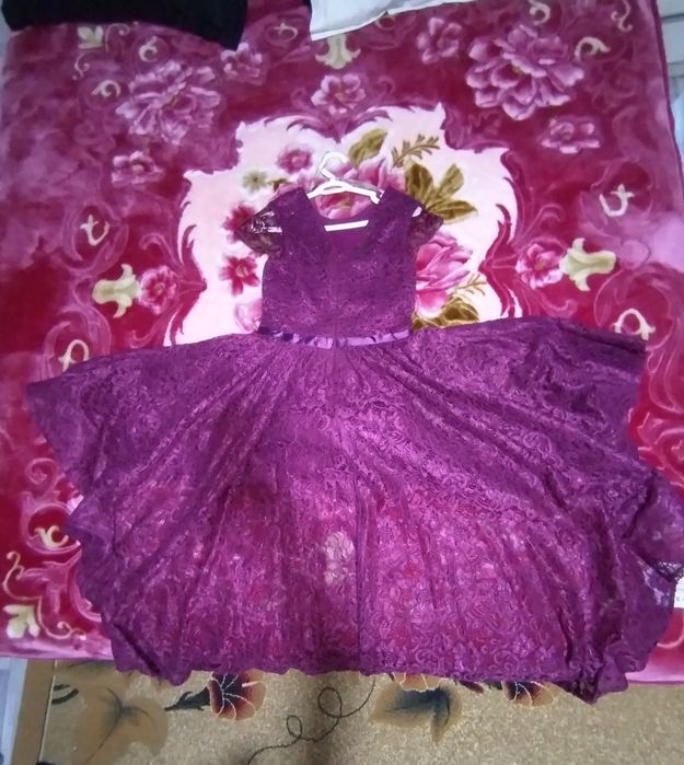 Вечернее  бордовое платье-павлин