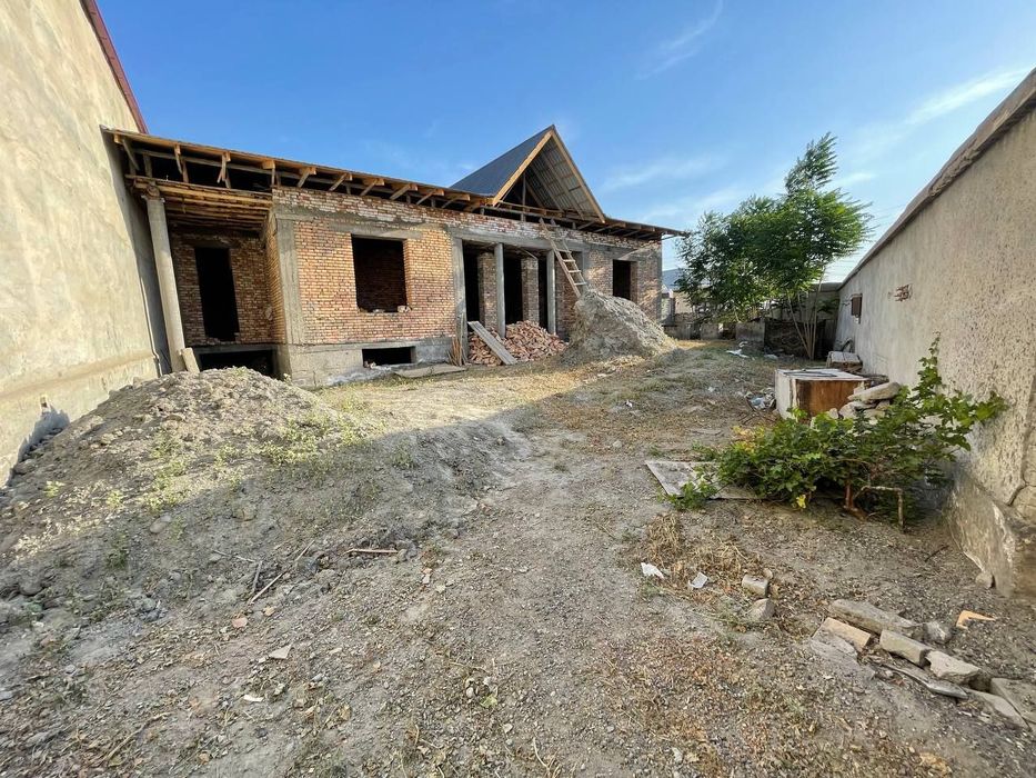 Фаробий бозор оркасида битмаган участка сотилади