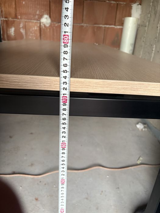 Модерно офис бюро с дървесен плот и метална конструкция