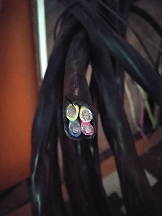 Продаю кабель четырех жильный