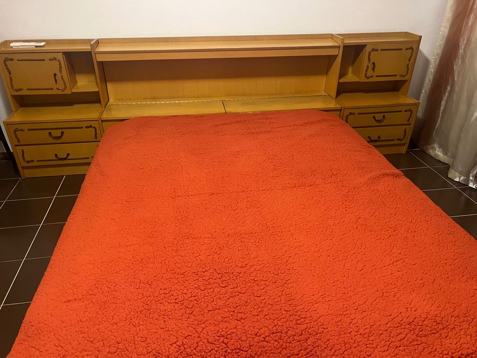 Спалня с матраци и скрин с огледало